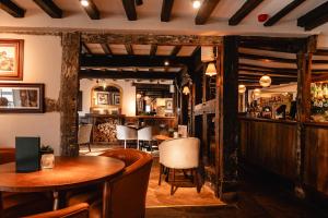 um bar com mesas e cadeiras num restaurante em The Bears Head by Innkeeper's Collection em Sandbach