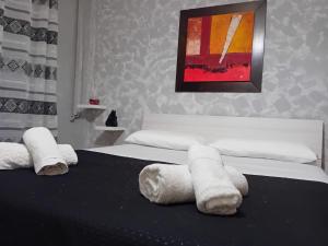 1 dormitorio con 2 toallas blancas en una cama en Cusano Home en Maddaloni