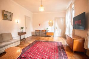 sala de estar con sofá y alfombra roja en Beautiful Villa in the Heart of Basel, en Basilea