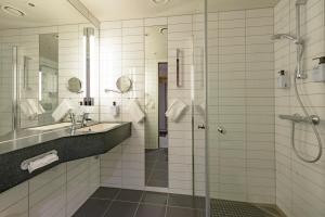 y baño con ducha y lavamanos. en Scandic Meyergården en Mo i Rana