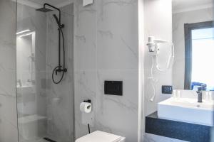 Koupelna v ubytování HOTEL TOPAZ 4* CAP AURORA + 28 fotografií