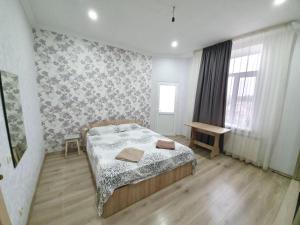 une chambre avec un lit et une table dedans dans l'établissement Ultracentral Apartments with 2 Rooms at Stefan cel Mare, à Chişinău 10 autres photos