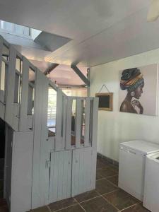 a room with a bathroom with a washing machine at Maison de campagne in Kourou