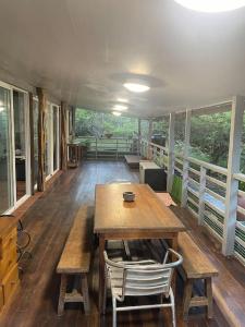 Maison de campagne في كورو: غرفة معيشة مع طاولة وكراسي خشبية