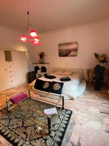 布吉瓦爾的住宿－La demeure d'Iris，一间卧室设有一张大床和一个壁炉