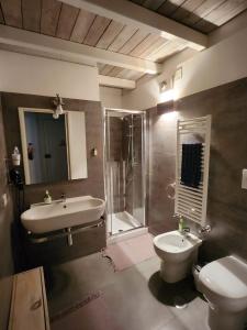 Un baño con lavabo, inodoro y ducha. en Malvasia room, en Brindisi