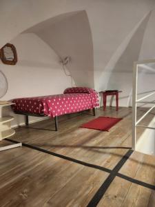 un sofá con lunares en una habitación en Malvasia room and apartment en Bríndisi