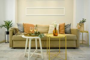 un soggiorno con due tavoli e un divano di Ideal Home - Spacious & Modern Accommodation near Unirii Square a Bucarest