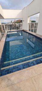 una piscina in cima a un edificio di Studio no centro com piscina a Juiz de Fora
