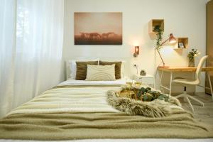 una camera da letto con un letto grande con una scrivania e una scrivania di Ideal Home - Spacious & Modern Accommodation near Unirii Square a Bucarest Altre 15 foto