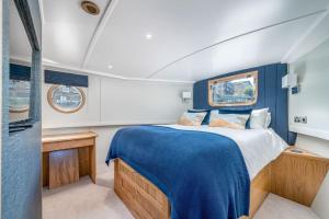 un dormitorio de un barco con una cama en él en Luxurious houseboat near Canary Wharf in London, en Londres