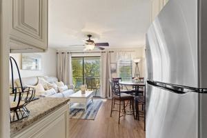 uma cozinha e sala de estar com uma ventoinha de tecto em Seaside Villa 251 em Hilton Head Island