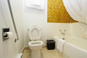 Ванна кімната в Northlander Motel