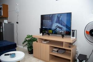 TV i/ili multimedijalni sistem u objektu 1 Bdr apartment with pool