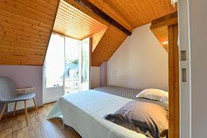 um quarto com uma cama e uma grande janela em Le mouly/grand gite em Miossens-Lanusse