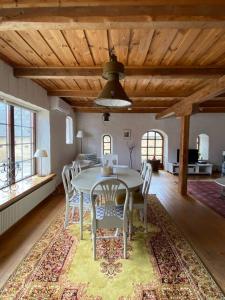 a dining room with a table and chairs at ÖsterlenUpplevelser i Gladsax på Österlen in Simrishamn