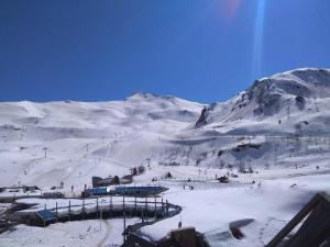 una montagna innevata con un rifugio da sci sopra di Studio Piau-Engaly, 1 pièce, 4 personnes - FR-1-457-194 ad Aragnouet