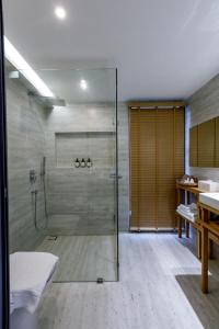 a bathroom with a shower with a glass door at Lavanda Hotel Chiang Rai in Ban Long O