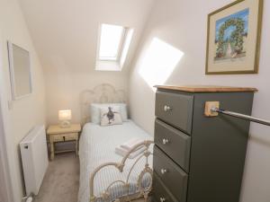 Un pat sau paturi într-o cameră la Tannery Cottage