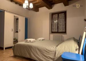 um quarto com uma cama com duas toalhas em Agriturismo Mulino del Duca em Urbino