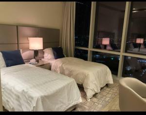 Luxury Towers Apartment in Downtown tesisinde bir odada yatak veya yataklar