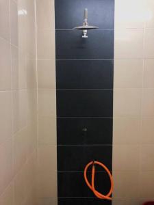 eine Dusche mit orangefarbenem Ring an der Wand in der Unterkunft Anggerik homestay Klia Klia2 in Sepang