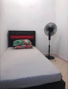 Schlafzimmer mit einem weißen Bett und einem Ventilator in der Unterkunft Anggerik homestay Klia Klia2 in Sepang