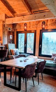 ein Wohnzimmer mit einem großen Holztisch und Stühlen in der Unterkunft Berghaus Weissbriach in Weissbriach