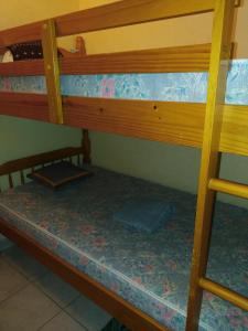 1 Schlafzimmer mit 2 Etagenbetten mit einer Matratze in der Unterkunft MER, BATEAUX, Canaux in Sète