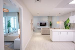 TV a/nebo společenská místnost v ubytování Daniels Spacious 1BR in Heart of Dubai Marina
