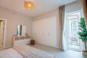 Postel nebo postele na pokoji v ubytování Daniels Spacious 1BR in Heart of Dubai Marina + 8 fotografií
