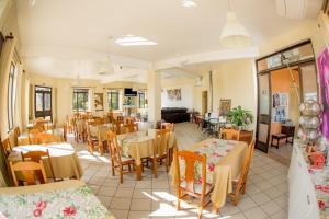 a restaurant with tables and chairs in a room at Pousada Pedra Bonita in Cristal