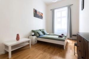 uma sala de estar com um sofá e uma mesa em Bonita Vista Apartment em Praga
