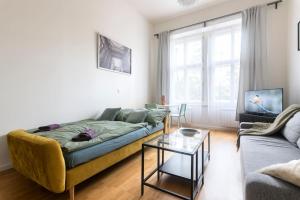 uma sala de estar com um sofá e uma mesa em Bonita Vista Apartment em Praga