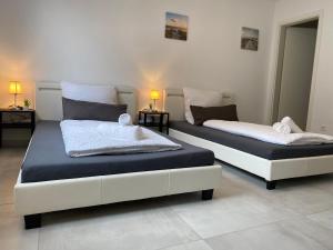 Ein Bett oder Betten in einem Zimmer der Unterkunft Business Suite 04 mit Netflix Premium & Parkplatz, zentral zu Audi & Schwarz Gruppe with Fußbodenheizung