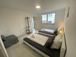 Postel nebo postele na pokoji v ubytování Business Suite 04 mit Netflix Premium & Parkplatz, zentral zu Audi & Schwarz Gruppe with Fußbodenheizung