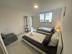 Zimmer mit 2 Betten und einem Fenster in der Unterkunft Business Suite 04 mit Netflix Premium & Parkplatz, zentral zu Audi & Schwarz Gruppe with Fußbodenheizung in Bad Friedrichshall