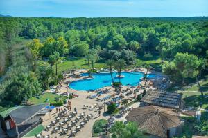 una vista aérea de una piscina en un complejo en Exagon Park, en Can Picafort