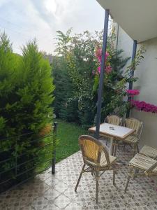 een tafel en stoelen op een patio bij Efzen hotel in Istanbul