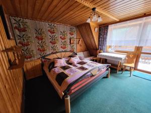ザコパネにあるWilla Na Potokuの窓付きの部屋にベッド付きのベッドルーム1室があります。