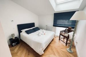 um quarto com uma cama com dois bichos de peluche em Nice 120m With Large Terrace In Blagnac! em Blagnac
