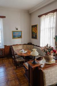 uma sala de estar com um sofá e uma mesa em Penzión Kúria em Dolný Kubín