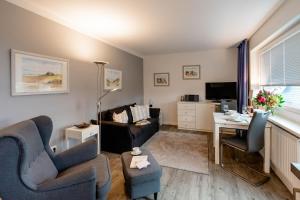 a living room with a couch and a table at Sonnenidyll in Westerland