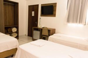Postel nebo postele na pokoji v ubytování Grand Prix Hotel