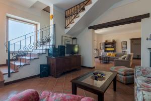 ein Wohnzimmer mit Sofa und Fernseher in der Unterkunft Casale Nocciolo in Bevagna