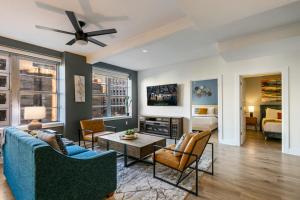 een woonkamer met een bank en stoelen en een open haard bij The Big Easy's Finest: 4-BR Luxury Condo in NOLA in New Orleans