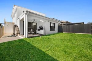 Κήπος έξω από το Your Home Away from Home 4BR Escape