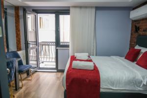 une chambre avec un grand lit et un balcon dans l'établissement Yellow Mansion, à Istanbul