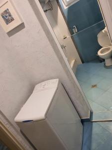 uma casa de banho com um WC e um lavatório em HANCHO - OLD TOWN CENTER PLOVDIV em Plovdiv
