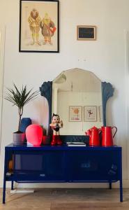 Gallery image of The artist's apartment near the metro in Saint-Denis +35 photos